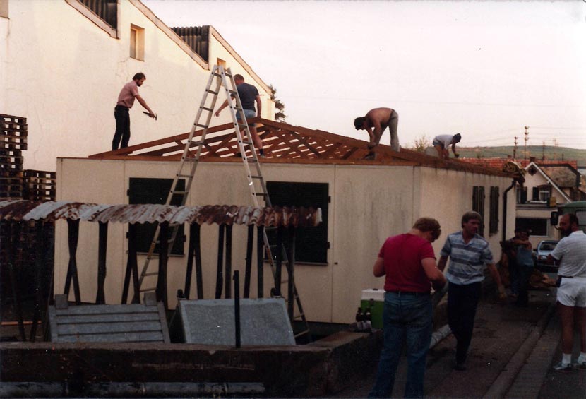 Aufbau eines Vereinsheimes („Ess Heisje“) in Eigenleistung auf dem Sportplatz. Bild1
