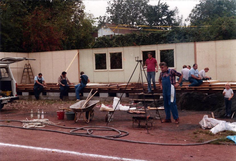 Aufbau eines Vereinsheimes („Ess Heisje“) in Eigenleistung auf dem Sportplatz. Bild3